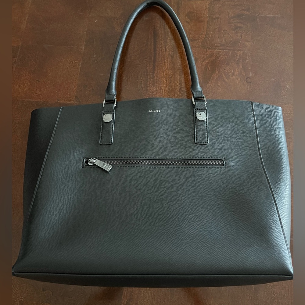 Faux Leather tote bag. 100% polyurethane ext. & int. NWT int & ext. pockets.